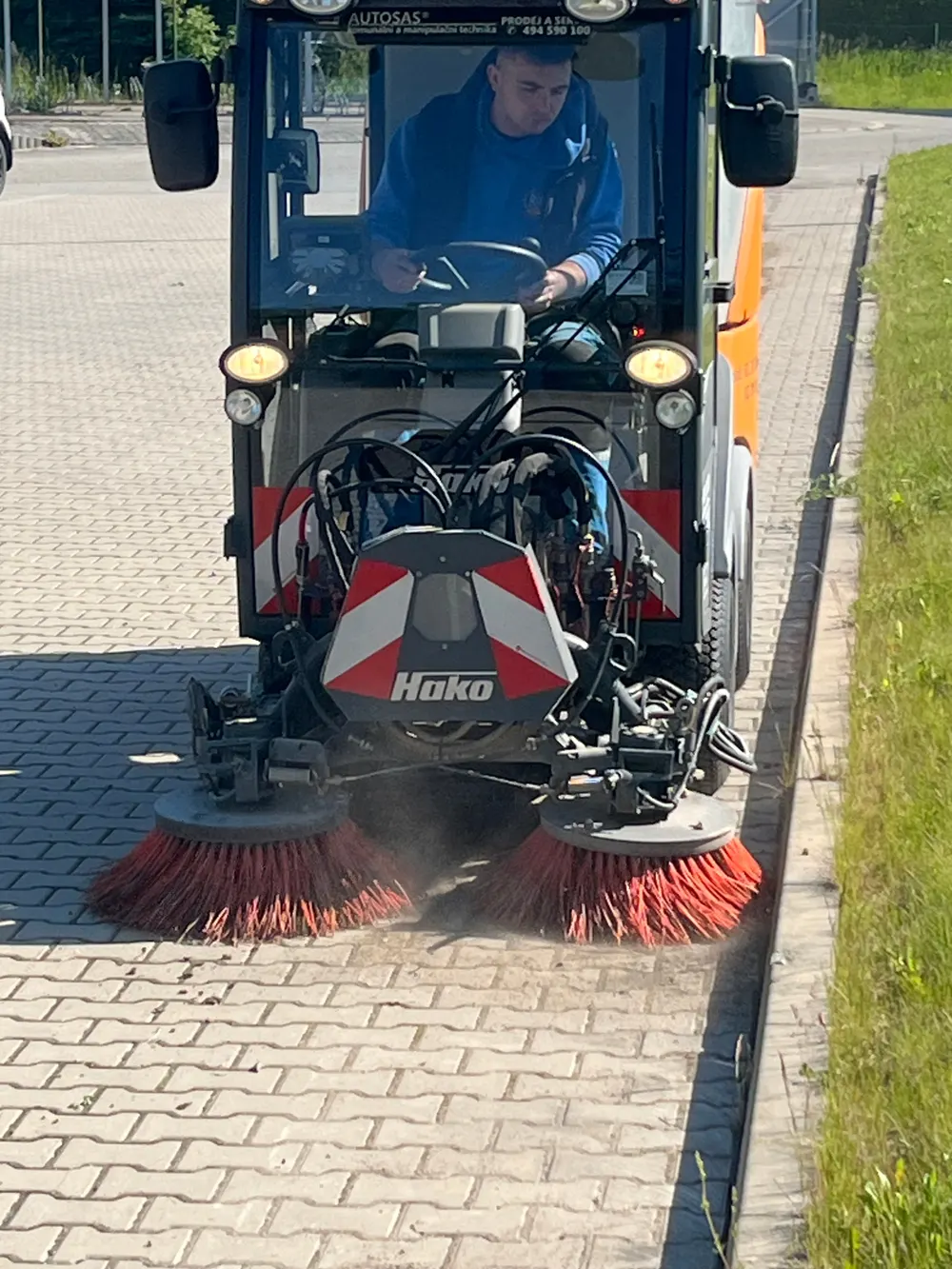 Strojní zametání chodníků a komunikací v průmyslovém areálu