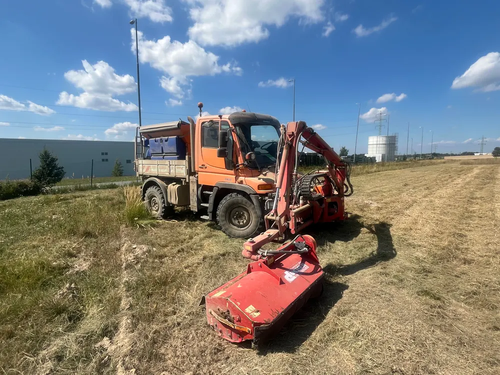 Sečení travnatých ploch v průmyslovém areálu