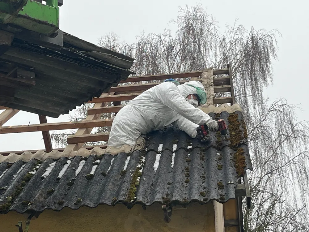 Bezpečné odstraňování azbestu a nebezpečných materiálů při demolici