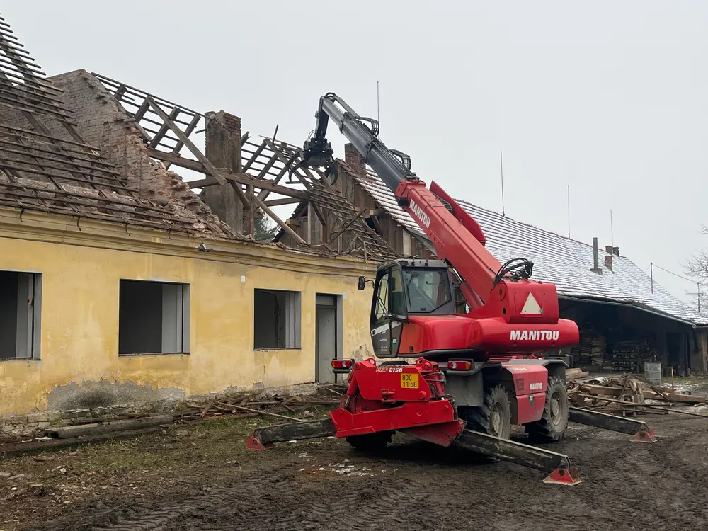 Demolice průmyslové haly bagrem – RIMA s.r.o.
