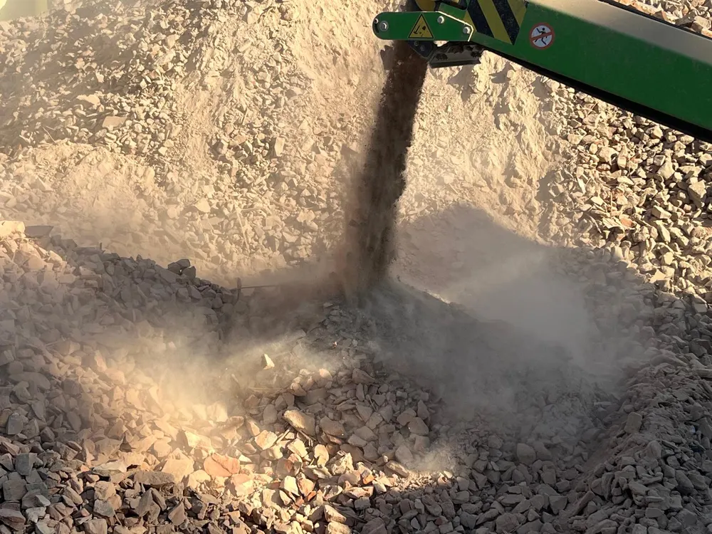 Rozdrcený recyklovaný materiál připravený k opětovnému použití