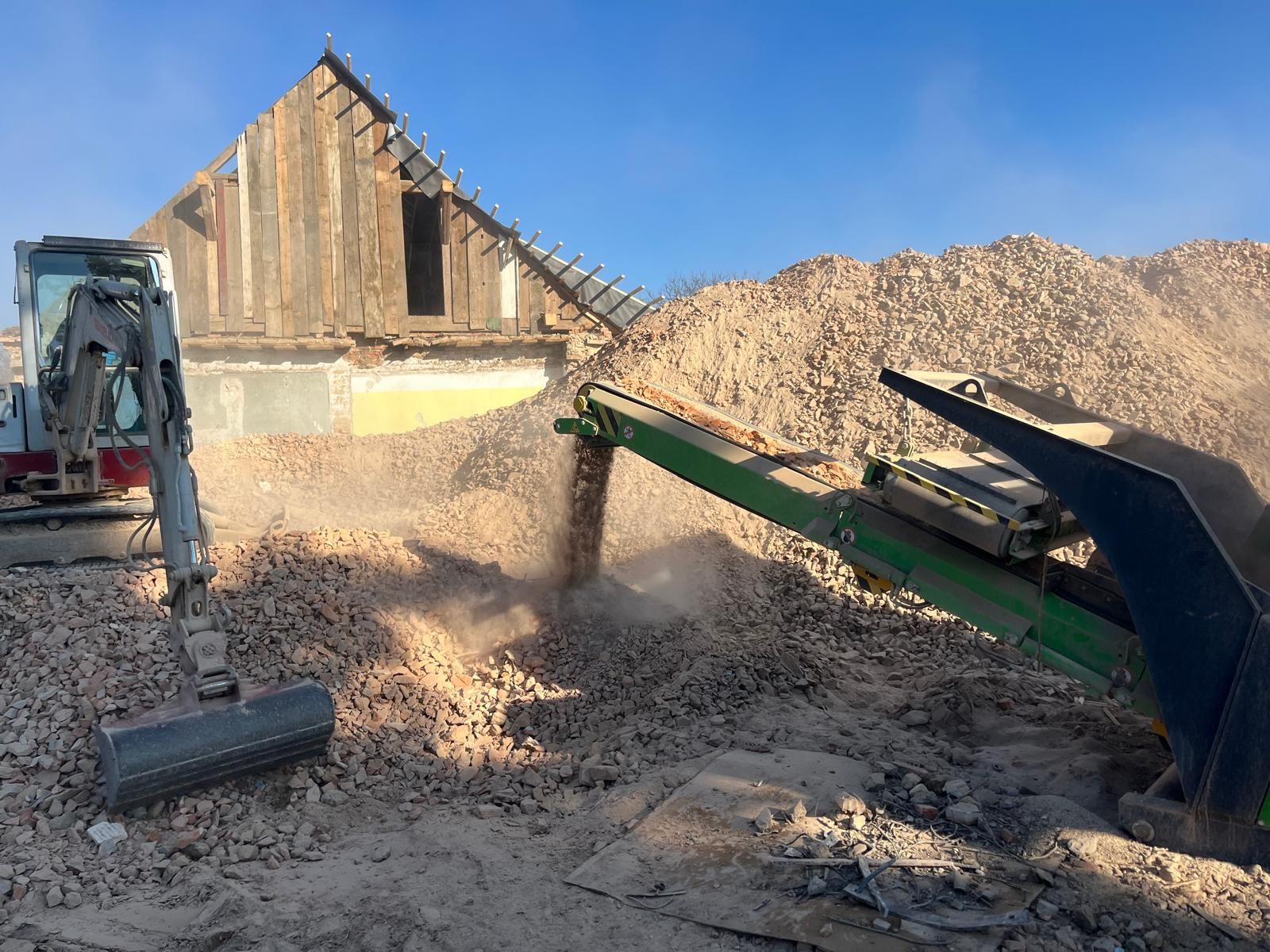 Demolice budovy těžkou technikou – bourací práce RIMA s.r.o.